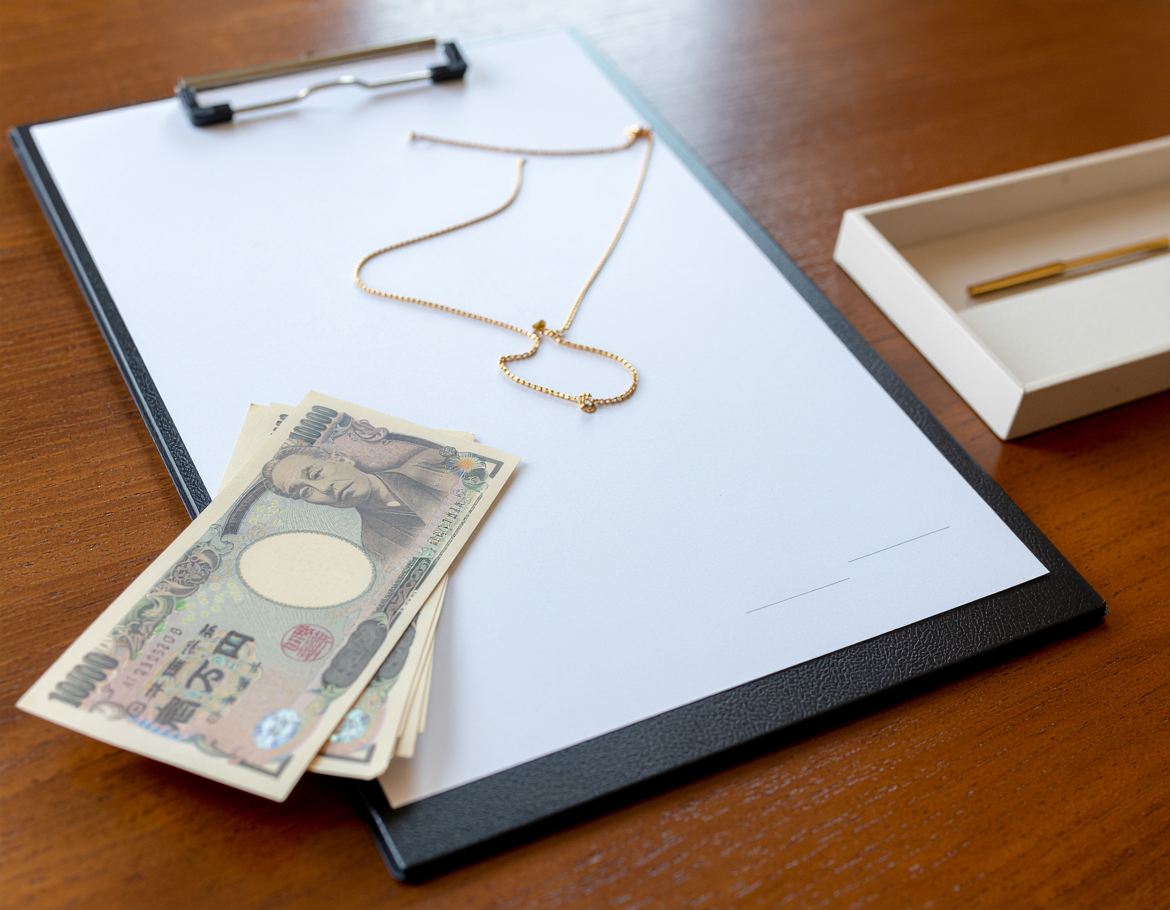 金のネックレス売却で利益が出たことを印象的に伝えるメインビジュアル